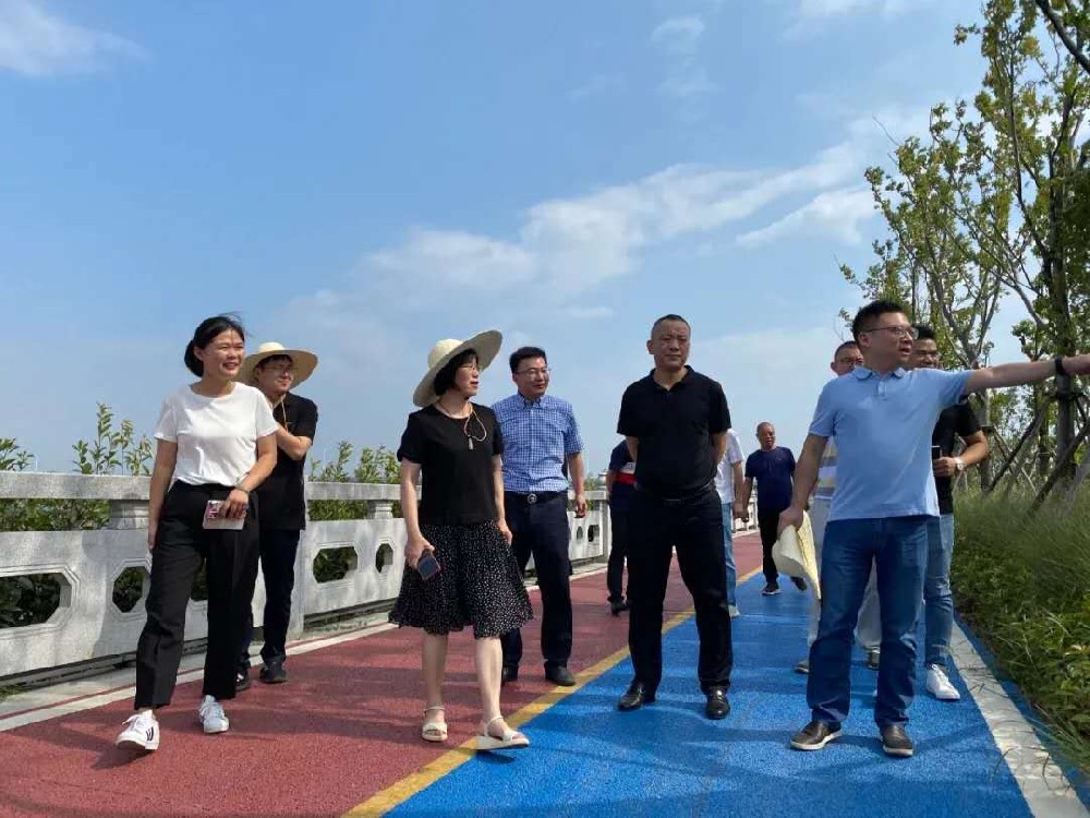 省建设厅专家组实地考察了我公司建设的海绵城市雨水收集利用系统